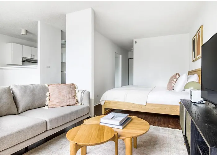 Streeterville W Gym Pool Nr Navy Pier Chi-410 Chicago