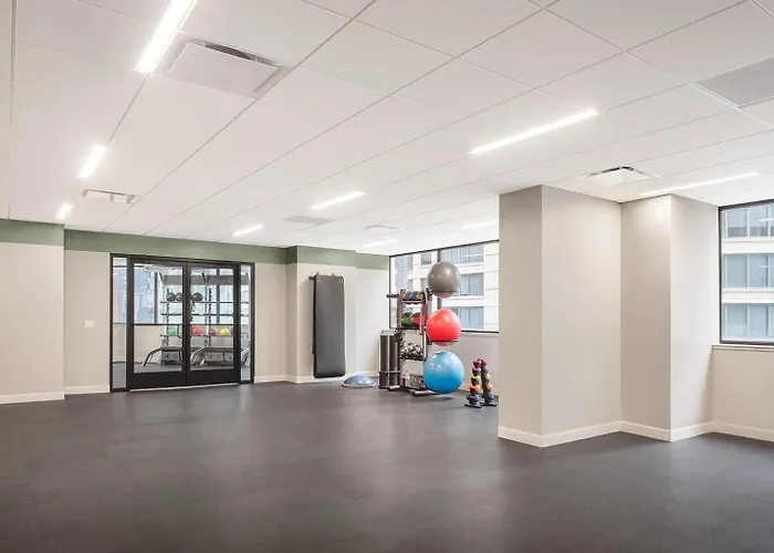 Streeterville W Gym Pool Nr Navy Pier Chi-410 *